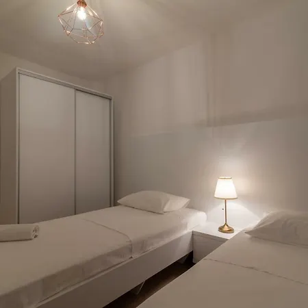 Lena Apartman