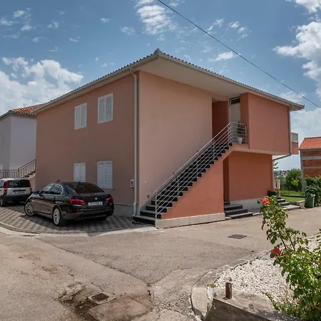 Lena Apartman