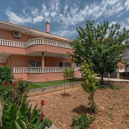 Lena Apartman